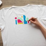Tricouri personalizate din bumbac organic: modă sau necesitate reală?