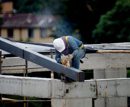 Renovare pe etape într-un apartament locuit: ordinea lucrărilor care te scutește de refaceri